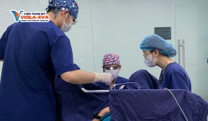 Bác sĩ chuyên môn cao thực hiện